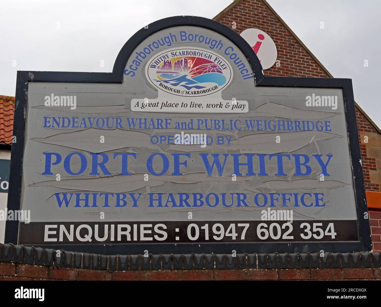 Endeavour Wharf et panneau de pont-bascule public, au bureau du port de Whitby -Scarborough Borough Council installation, North Yorkshire, Angleterre, Royaume-Uni, YO21 1EU Banque D'Images