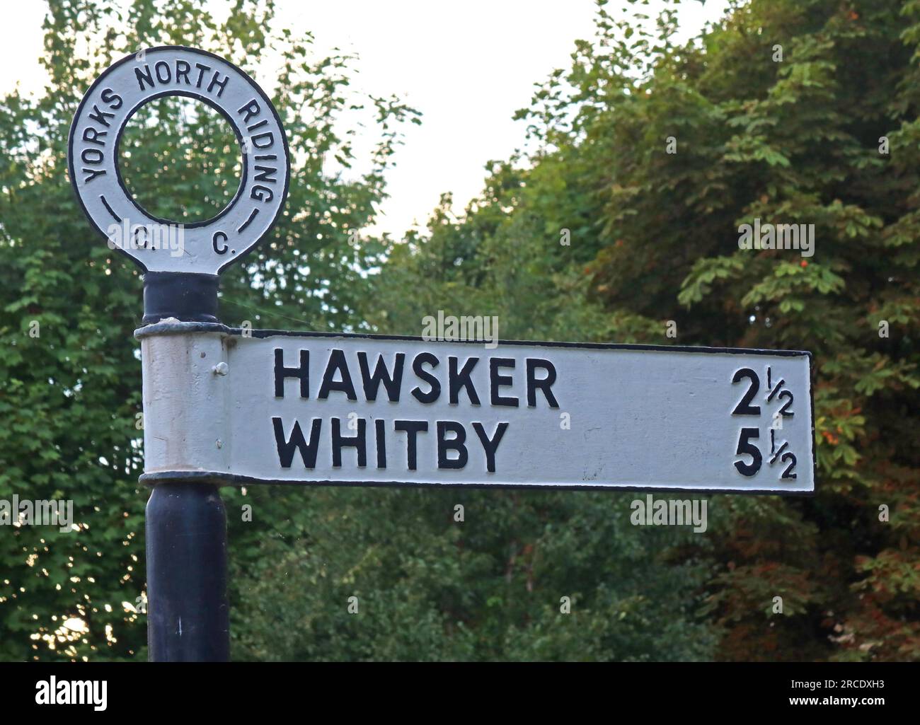 Panneau de poteau de guide d'entrée du conseil du comté de Yorks North Riding, à Robin Hoods Bay B1447 Station Road pour le village Hawsker et la ville de Whitby Banque D'Images
