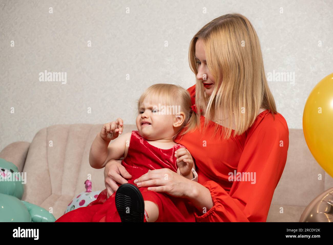 Maman et capricieuse deux ans. La crise de deux ans, l'éducation des enfants Banque D'Images