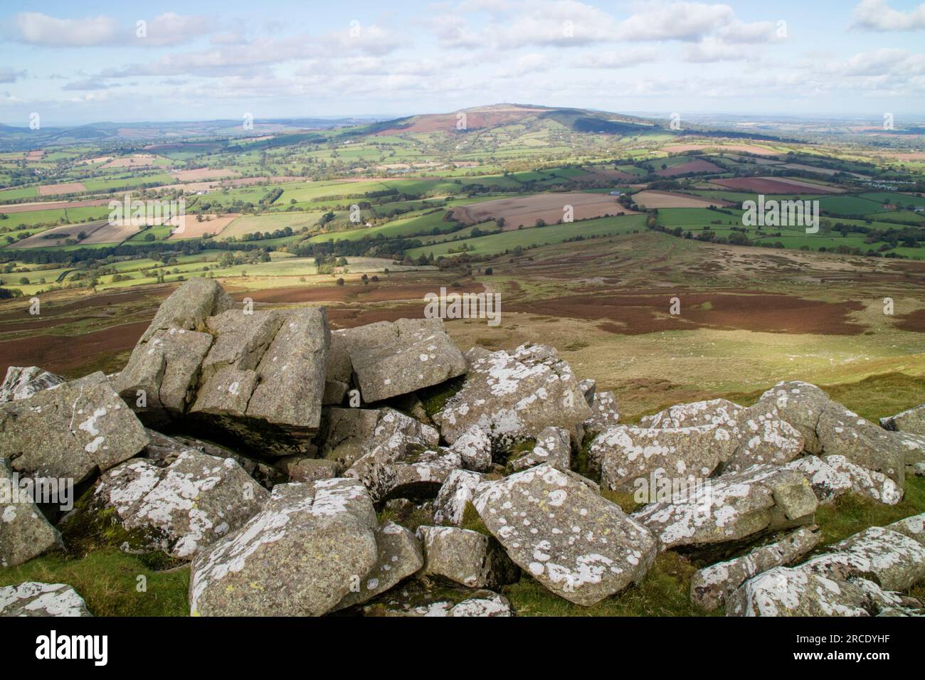 Une vue à travers Brown Clee Hill depuis Titterstone Clee Hill, Shropshire, Angleterre, Royaume-Uni Banque D'Images