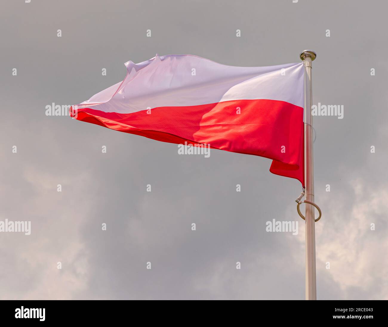 Drapeau national blanc et rouge de la Pologne à Clouds Banque D'Images
