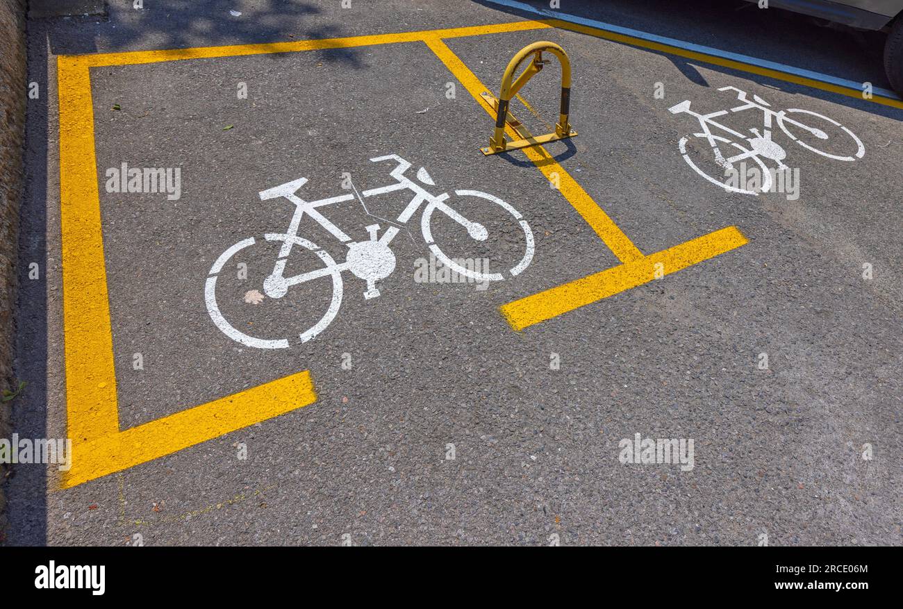 Espace réservé pour les vélos seulement au coin du parking à City Banque D'Images