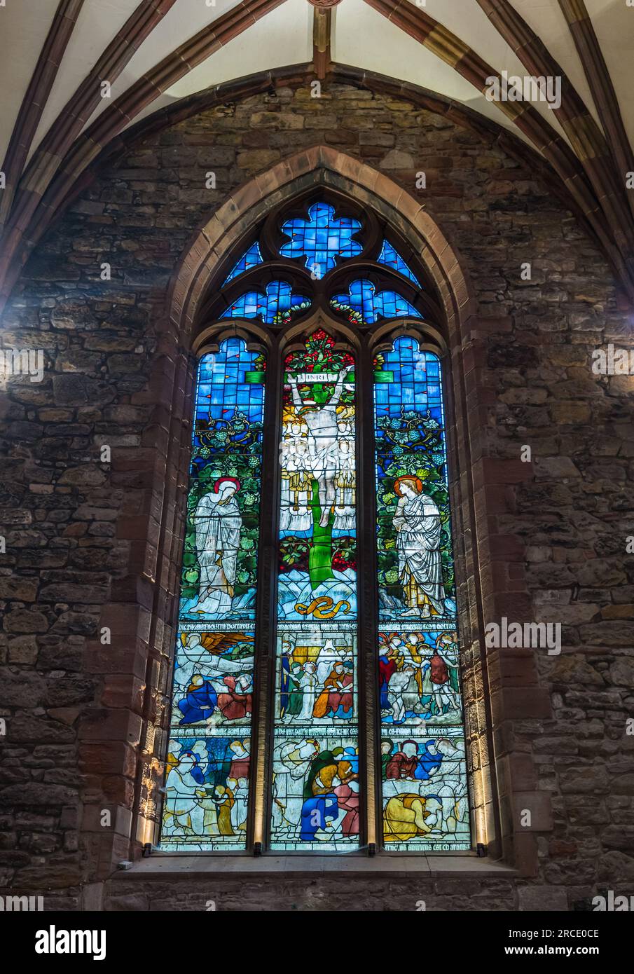 Vitrail avec scène religieuse de Jésus crucifixion, église paroissiale St Mary, Haddington, East Lothian, Écosse, Royaume-Uni Banque D'Images