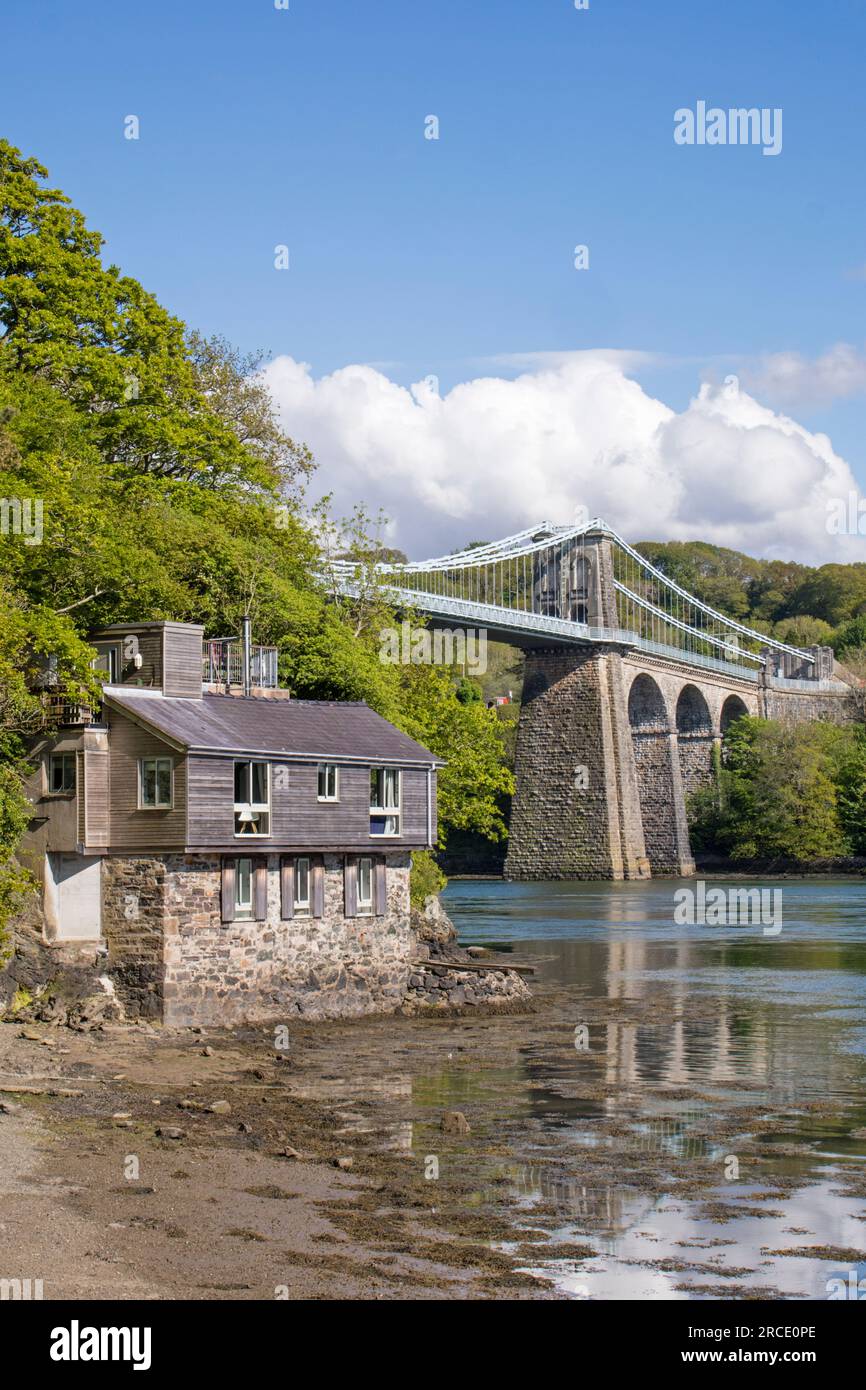 Pont suspendu de Menai traversant le détroit de Menai depuis l'île d'Anglesey et le continent du pays de Galles. nord-ouest du pays de Galles. ROYAUME-UNI Banque D'Images