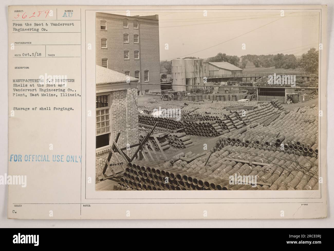 Image de la fabrication de 9,2 coquilles d'obusiers à l'usine Root and Vandervort Engineering Co., à East Moline, Illinois. La photo montre le stockage de pièces forgées de coquille. Prise le 5 octobre 1918. Il s'agit d'une photographie officielle comme l'indique le timbre. Banque D'Images