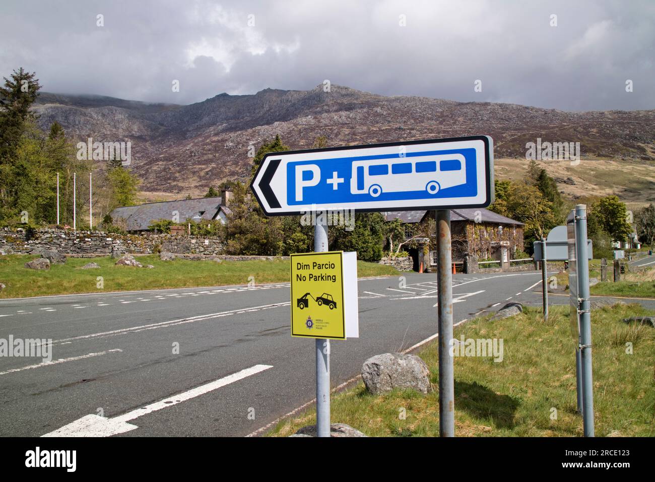 Avis de restriction de stationnement sur les routes autour de la chaîne de montagnes Snowdon 'YR Wyddf', parc national Snowdonia 'Eryri', pays de Galles du Nord, Royaume-Uni Banque D'Images