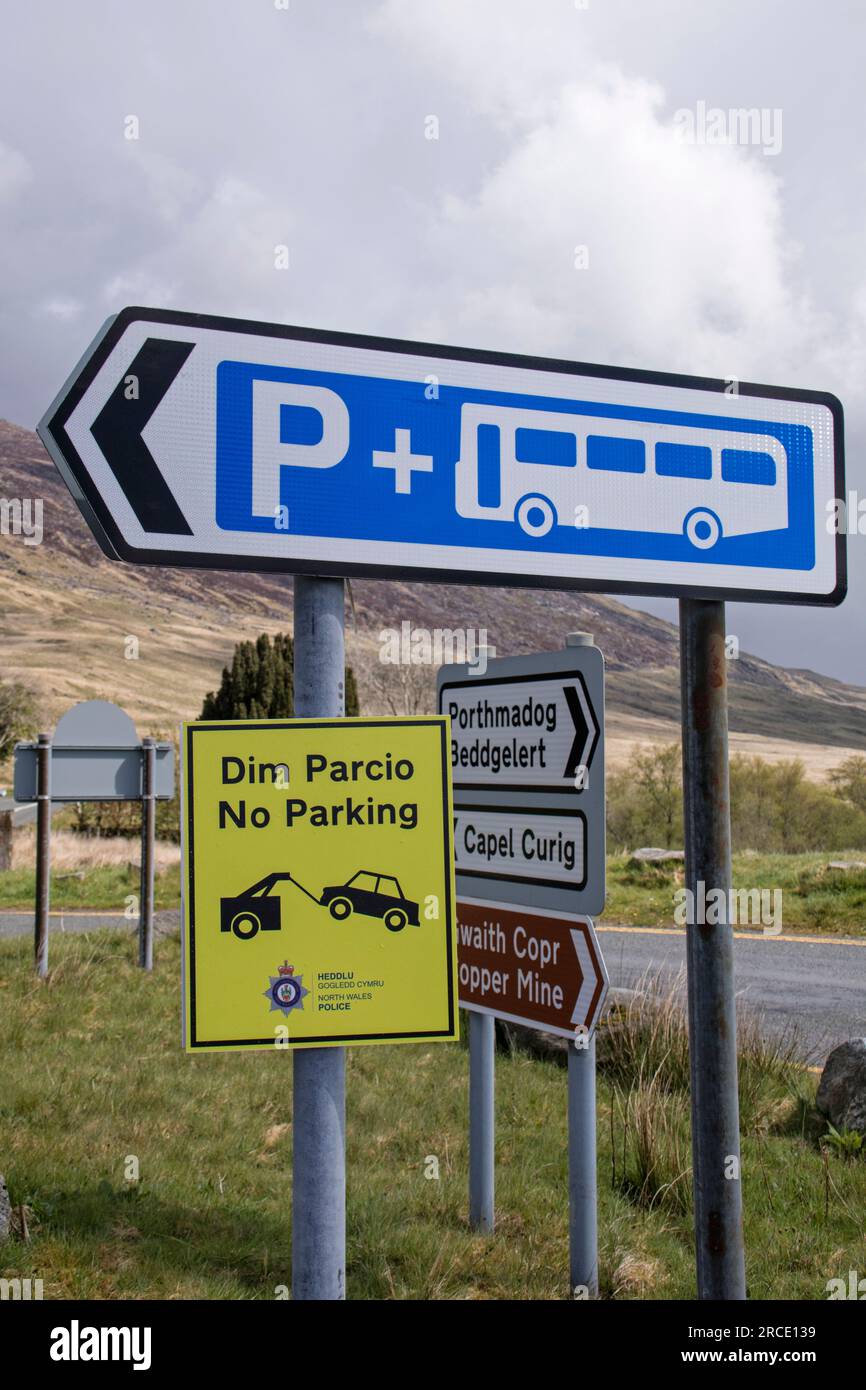 Avis de restriction de stationnement sur les routes autour de la chaîne de montagnes Snowdon 'YR Wyddf', parc national Snowdonia 'Eryri', pays de Galles du Nord, Royaume-Uni Banque D'Images