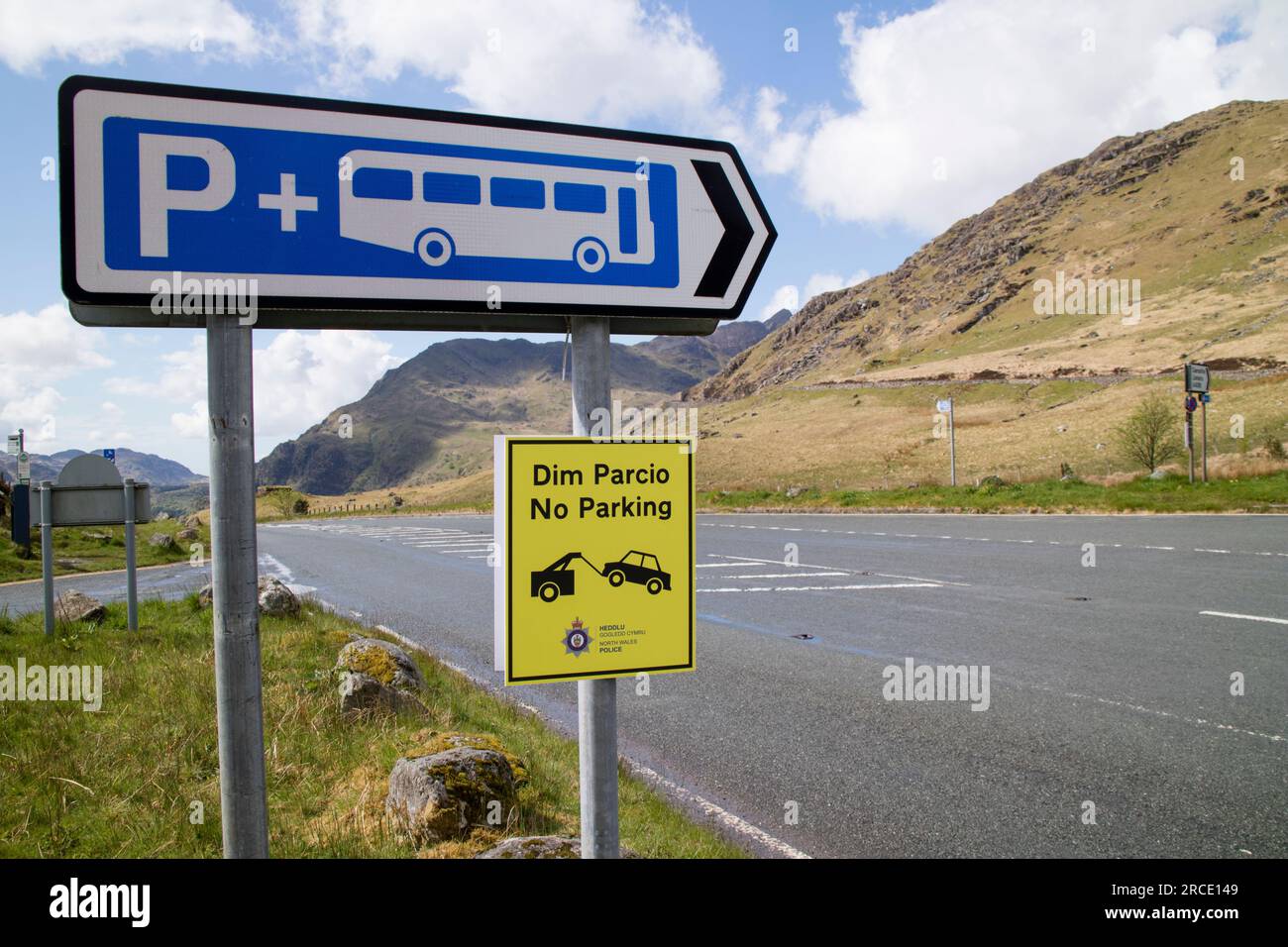 Avis de restriction de stationnement sur les routes autour de la chaîne de montagnes Snowdon 'YR Wyddf', parc national Snowdonia 'Eryri', pays de Galles du Nord, Royaume-Uni Banque D'Images