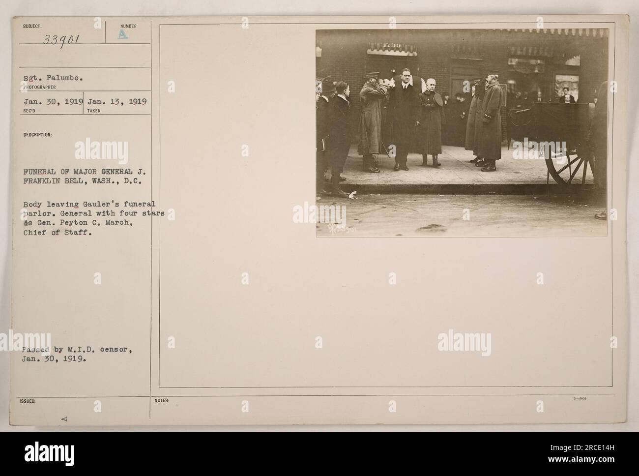 Le sergent Palumbo capture le moment des funérailles du major général J. Franklin Bell à Washington, DC La photo montre le corps quittant le salon funéraire de Gauler. Le major général Bell, orné de quatre étoiles, est accompagné du général Peyton C. March, chef d'état-major. L'image a été approuvée par le censeur du M.I.D le 30 janvier 1919. Banque D'Images