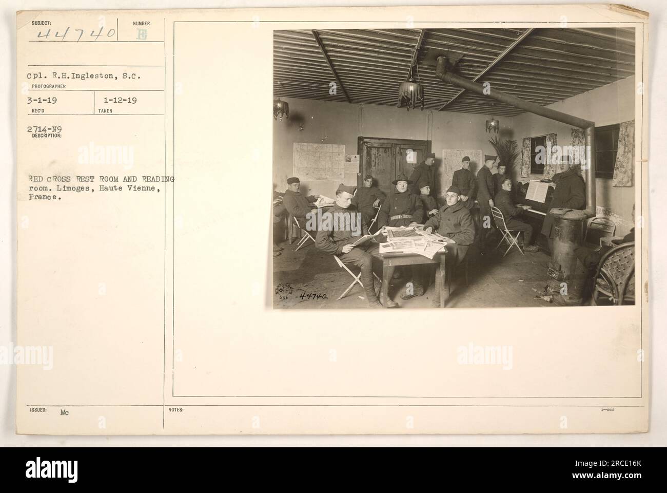 Une photographie montrant le caporal R.H. Ingleston du S.C. dans une salle de repos et de lecture de la Croix-Rouge à Limoges, haute Vienne, France pendant la première Guerre mondiale. Cette image a été prise le 1 mars 1919 et est identifiée par le numéro de référence 44740. Banque D'Images