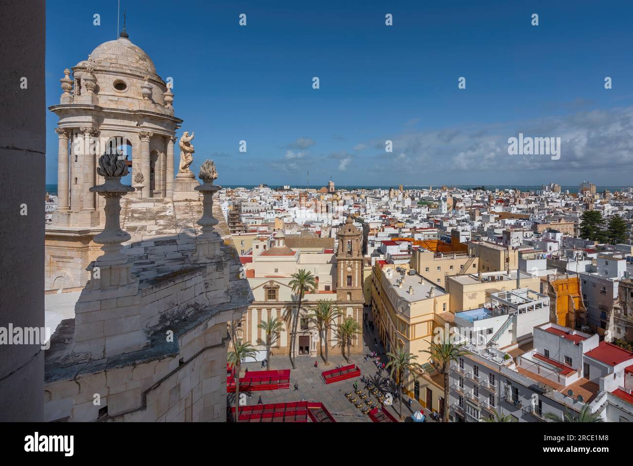 Vue aérienne de la Plaza de la Catedral avec la cathédrale de Cadix et l'église de Santiago - Cadix, Andalousie, Espagne Banque D'Images