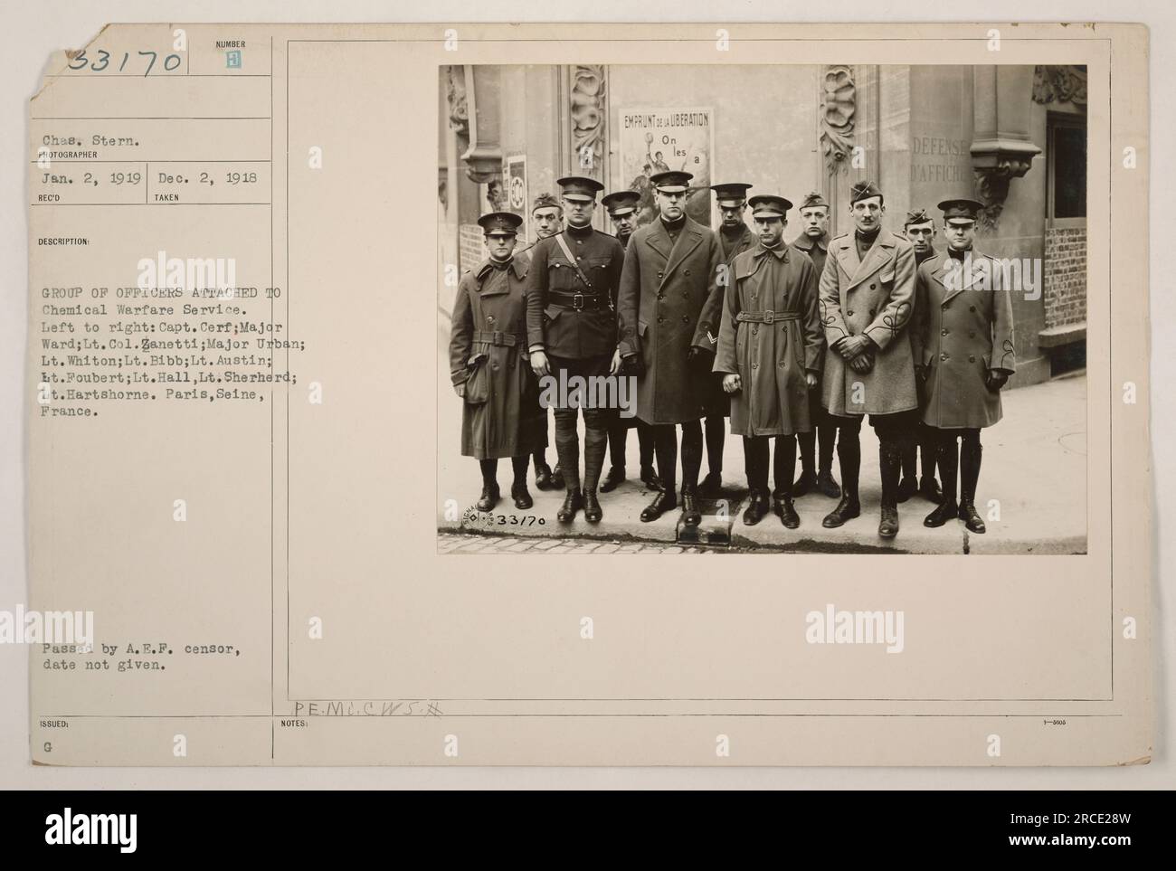 Groupe d'officiers rattachés au Chemical Warfare Service. De gauche à droite : Capt. Cerf Major Ward, Lieutenant-colonel Zanetti, Major Urban, Lieutenant Whiton, Lieutenant Bibb, Lieutenant Austin, et. Foubert, lieutenant Hall, lieutenant Sherherd, lieutenant Hartshorne. Paris, Seine, France. 2 janvier 1919. Photographie de Chas. Stern. H Numéro de groupe : 33170. Banque D'Images