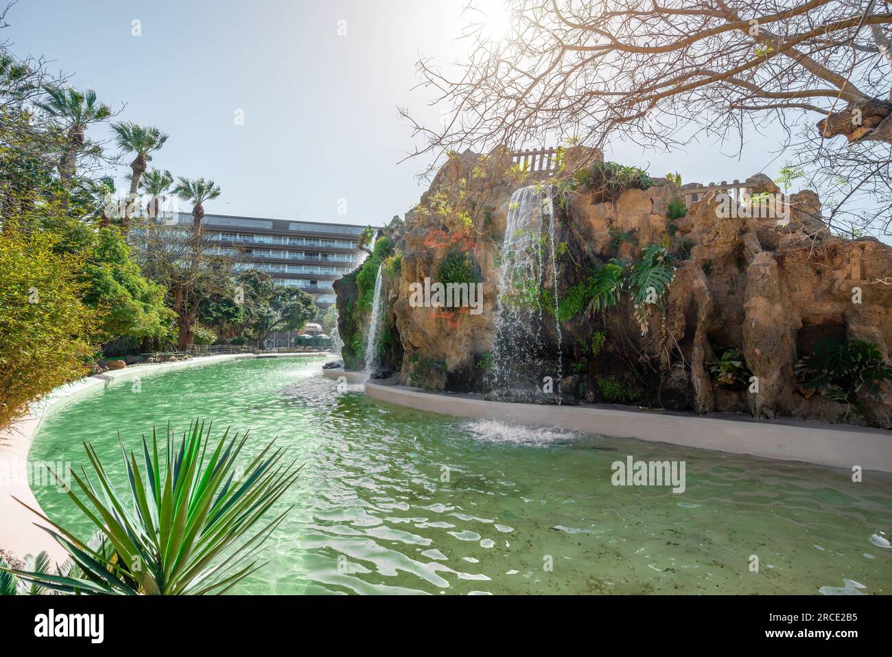 Cascade et Grotte au parc génois (Parque Genoves) - Cadix, Andalousie, Espagne Banque D'Images