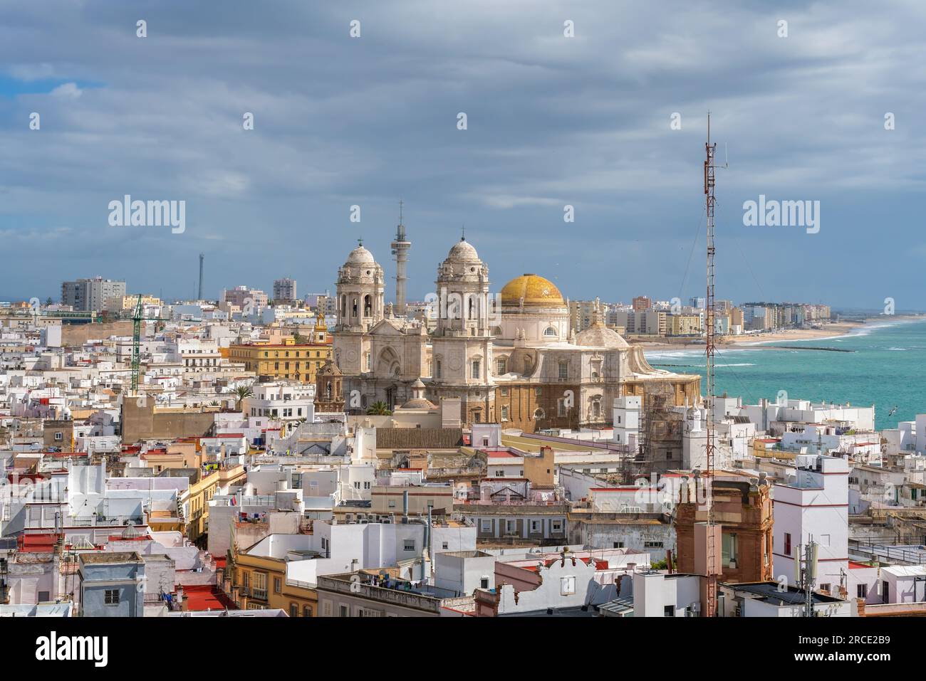 Vue aérienne de Cadix avec Cathédrale de Cadix Dôme jaune - Cadix, Andalousie, Espagne Banque D'Images