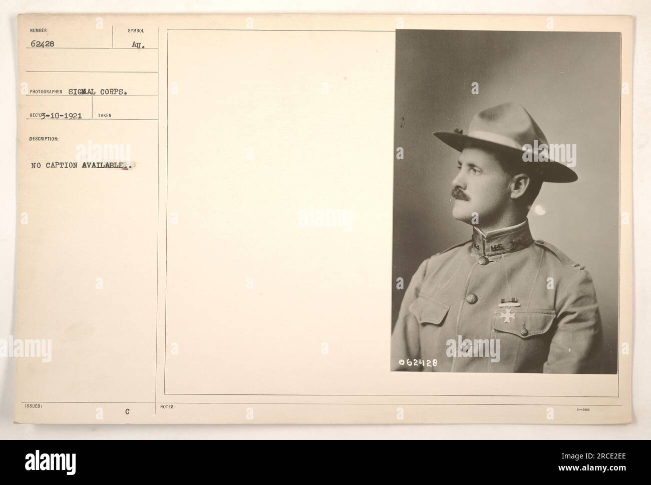 Portrait d'un soldat inconnu, identifié seulement par le numéro 62428, pris pendant la première Guerre mondiale. Le photographe Sigmal corps a capturé cette image dans le cadre de sa documentation des activités militaires américaines. La photographie a reçu un symbole et il n'y a pas de légende ou d'autres informations disponibles. Banque D'Images