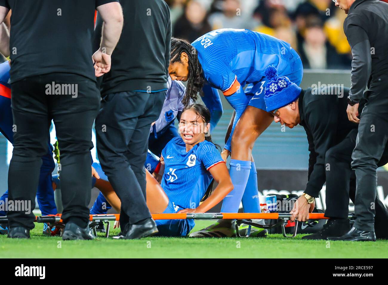 Melbourne, Victoria, Australie. 14 juillet 2023. MELBOURNE, AUSTRALIE - JUILLET 14 : Selma Bacha, de France, est blessée après une attaque avec Hayley Raso, d'Australie, alors que l'Australie affronte la France dans une coupe du monde 2023 Envoyez un match amical le 14 juillet 2023 (image de crédit : © Chris Putnam/ZUMA Press Wire) POUR USAGE ÉDITORIAL SEULEMENT! Non destiné à UN USAGE commercial ! Banque D'Images