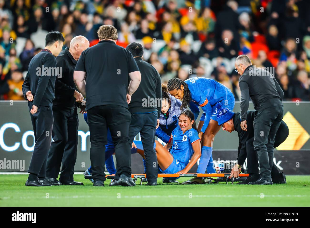 Melbourne, Victoria, Australie. 14 juillet 2023. MELBOURNE, AUSTRALIE - JUILLET 14 : Selma Bacha, de France, est blessée après une attaque avec Hayley Raso, d'Australie, alors que l'Australie affronte la France dans une coupe du monde 2023 Envoyez un match amical le 14 juillet 2023 (image de crédit : © Chris Putnam/ZUMA Press Wire) POUR USAGE ÉDITORIAL SEULEMENT! Non destiné à UN USAGE commercial ! Banque D'Images