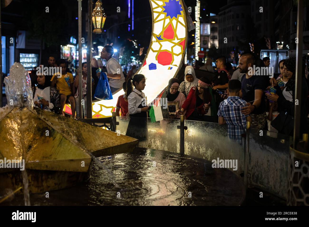 Des familles jordaniennes se réunissent dans le Balad à Amman pour célébrer ensemble le jour de l’indépendance jordanienne. Banque D'Images