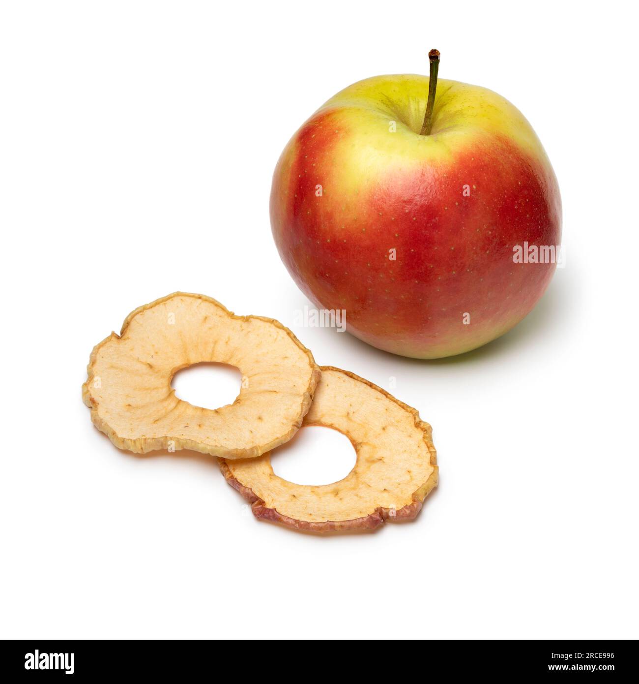 Chips de pomme séchées et une pomme Elstar fraîche isolée sur fond blanc Banque D'Images