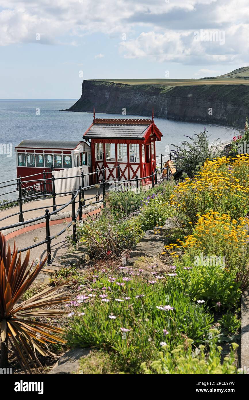 Les jardins de fossiles de Saltburn et le tramway de falaise avec la vue sud vers Huntcliff et Warsett Hill, Saltburn-by-the-Sea, North Yorkshire, Royaume-Uni Banque D'Images
