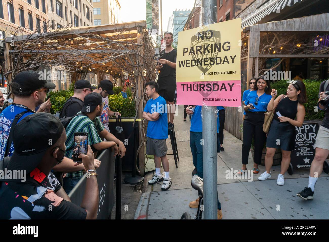 Le co-fondateur Carl Pei accueille les premiers adoptants lors de la présentation promotionnelle du smartphone Nothing (2) dans le quartier Meatpacking à New York le jeudi 13 juillet 2023. La deuxième itération du smartphone de l’entreprise se vend à 599 $ et sera disponible au grand public (pas seulement aux personnes qui attendront des heures en ligne pour être les premiers adoptants) le 17 juillet (© Richard B. Levine) Banque D'Images