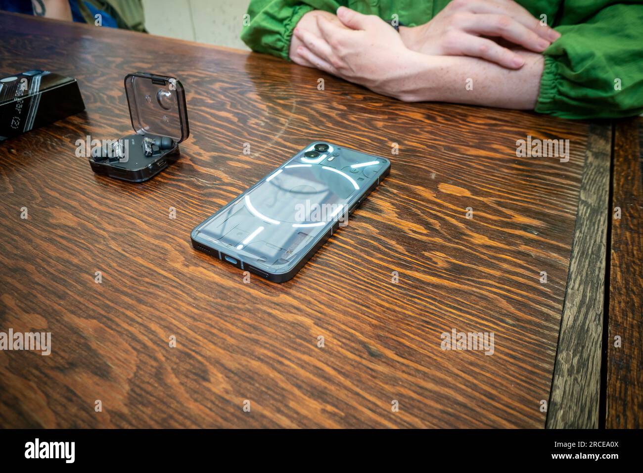 DROP promotionnel du smartphone Nothing (2) dans le quartier Meatpacking à New York le jeudi 13 juillet 2023. La deuxième itération du smartphone de l’entreprise se vend à 599 $ et sera disponible au grand public (pas seulement aux personnes qui attendront des heures en ligne pour être les premiers adoptants) le 17 juillet (© Richard B. Levine) Banque D'Images