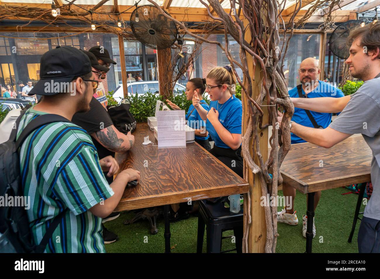 DROP promotionnel du smartphone Nothing (2) dans le quartier Meatpacking à New York le jeudi 13 juillet 2023. La deuxième itération du smartphone de l’entreprise se vend à 599 $ et sera disponible au grand public (pas seulement aux personnes qui attendront des heures en ligne pour être les premiers adoptants) le 17 juillet (© Richard B. Levine) Banque D'Images