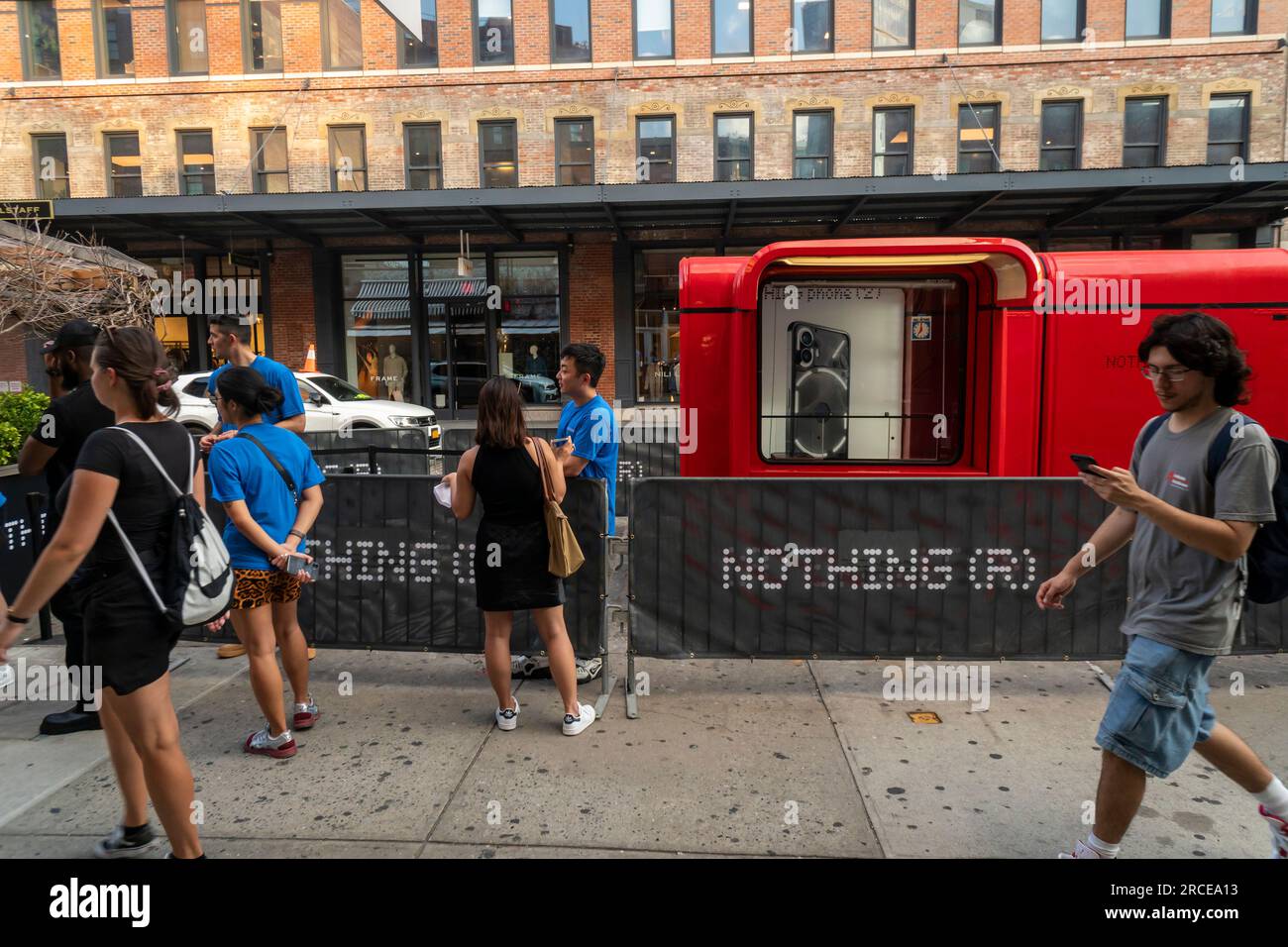 DROP promotionnel du smartphone Nothing (2) dans le quartier Meatpacking à New York le jeudi 13 juillet 2023. La deuxième itération du smartphone de l’entreprise se vend à 599 $ et sera disponible au grand public (pas seulement aux personnes qui attendront des heures en ligne pour être les premiers adoptants) le 17 juillet (© Richard B. Levine) Banque D'Images