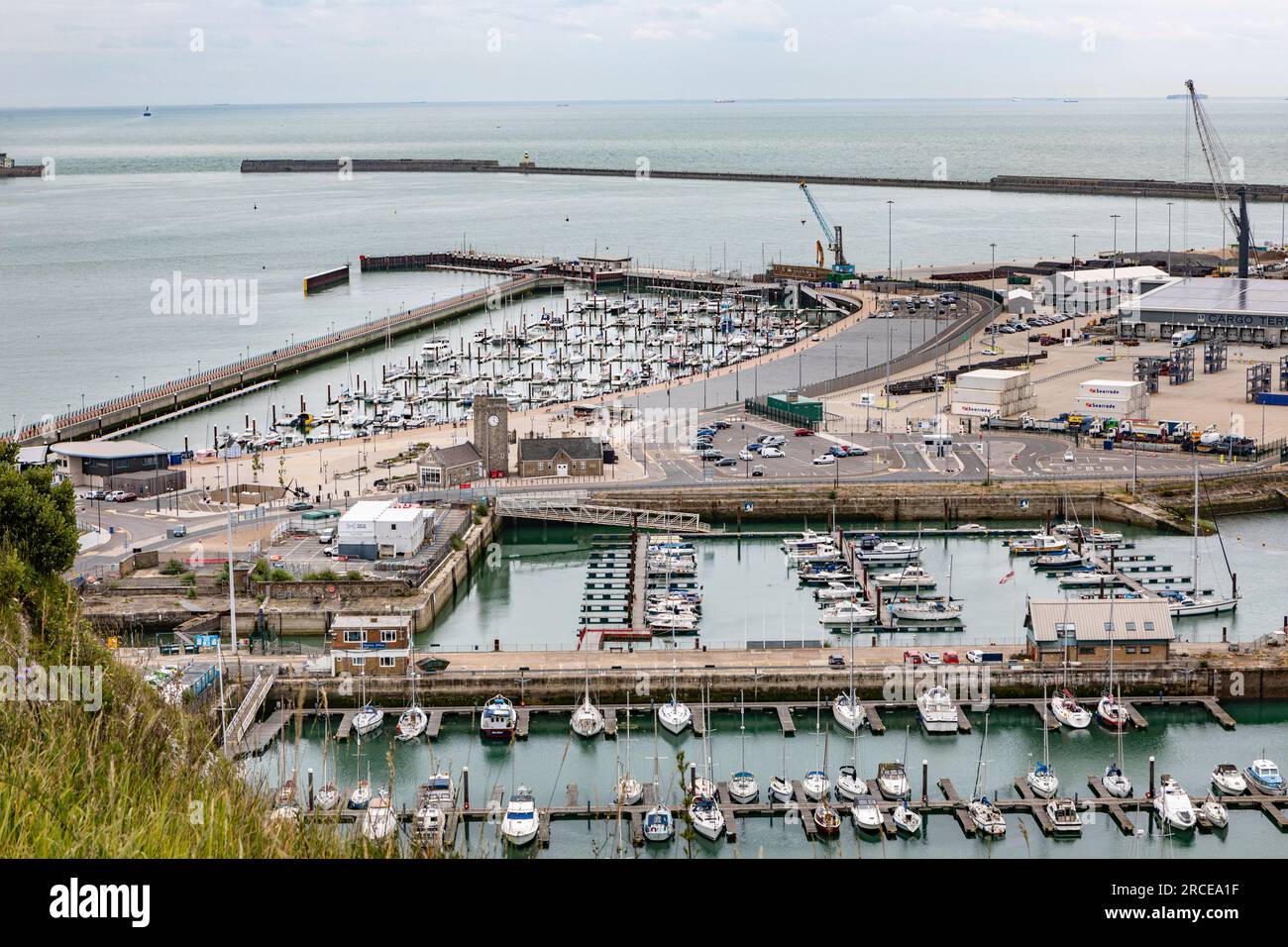 Bateaux amarrés dans la marina de Douvres Banque D'Images