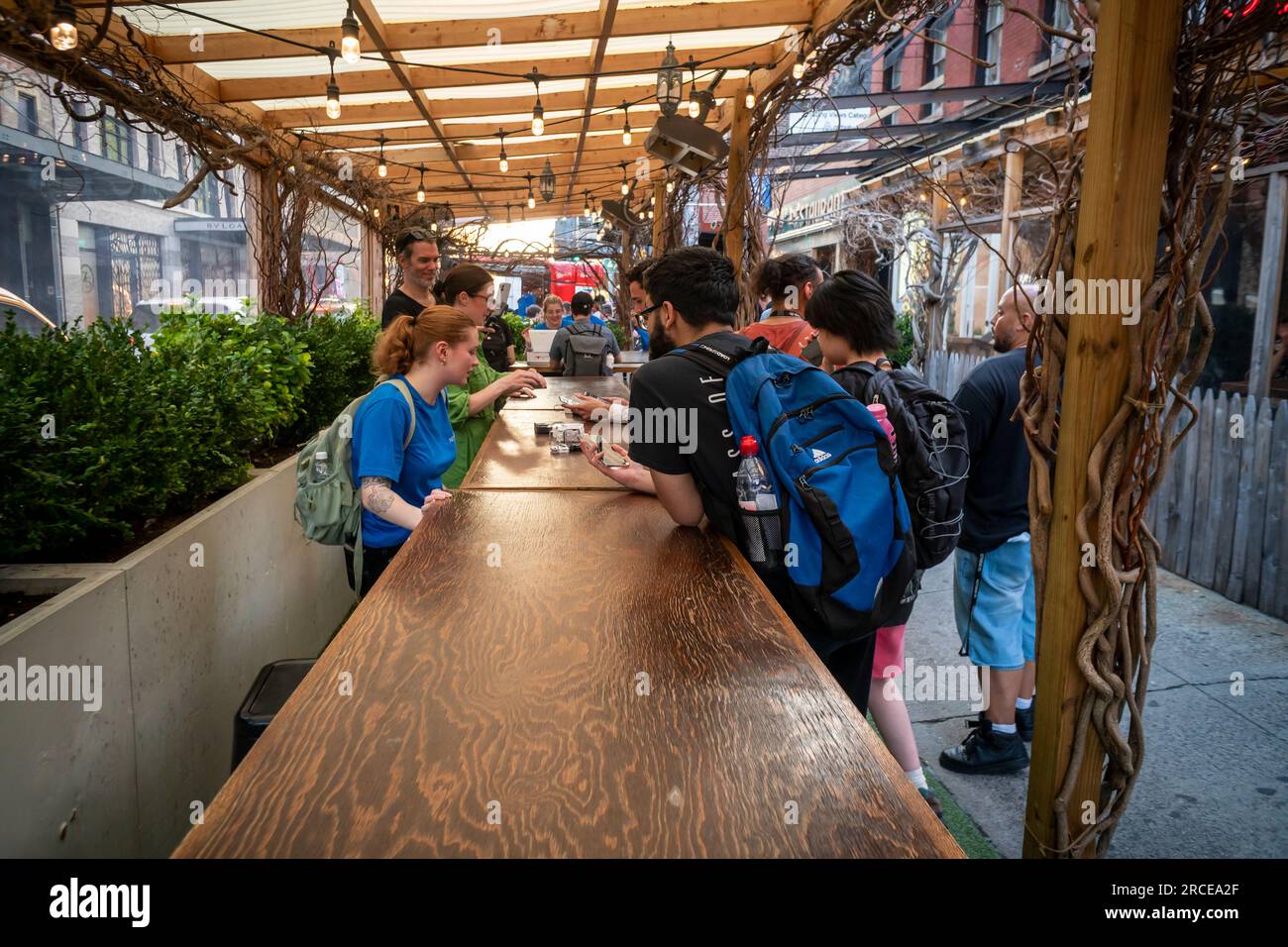 DROP promotionnel du smartphone Nothing (2) dans le quartier Meatpacking à New York le jeudi 13 juillet 2023. La deuxième itération du smartphone de l’entreprise se vend à 599 $ et sera disponible au grand public (pas seulement aux personnes qui attendront des heures en ligne pour être les premiers adoptants) le 17 juillet (© Richard B. Levine) Banque D'Images