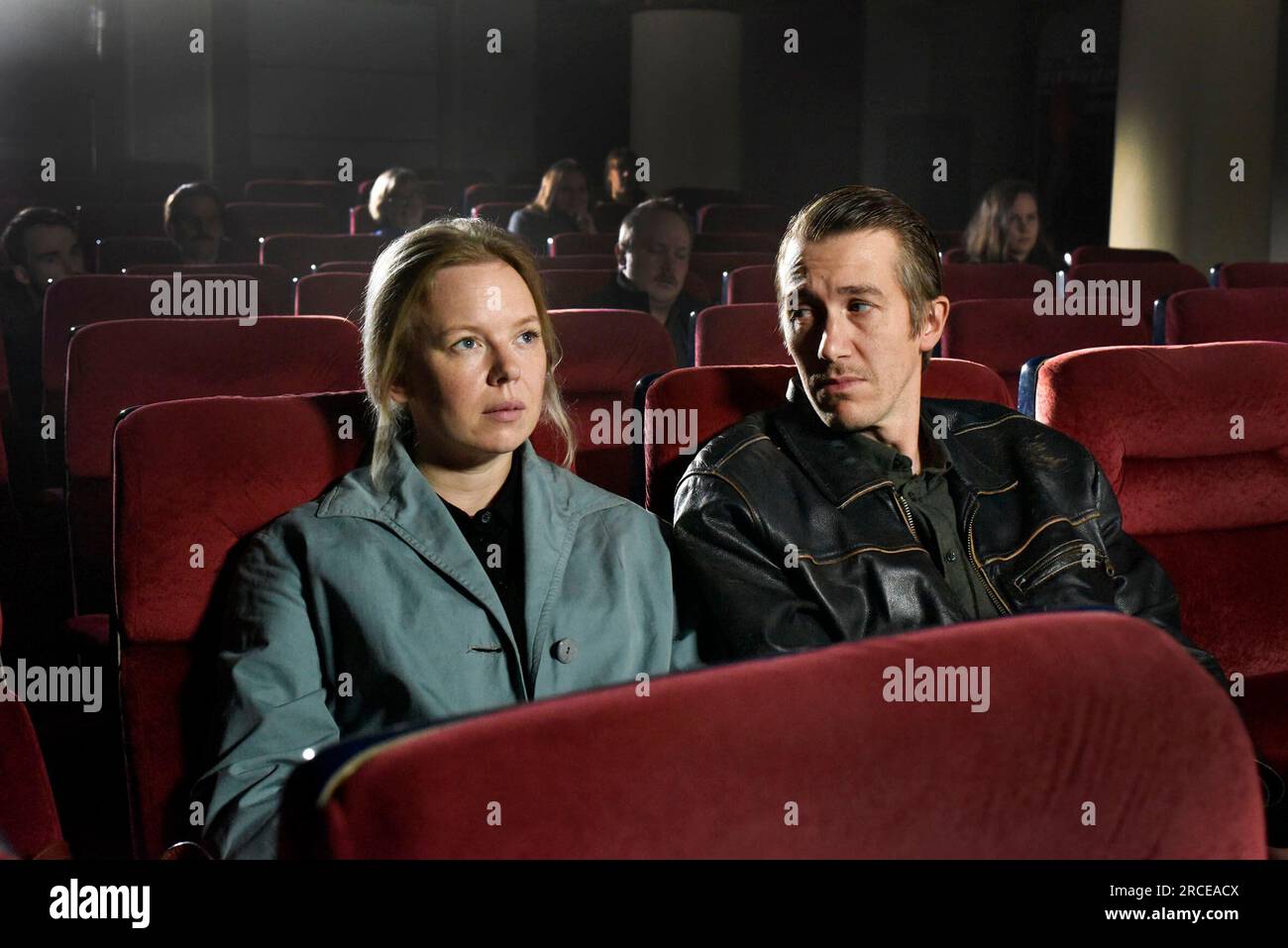 JUSSI VATANEN et ALMA POYSTI dans FALLEN LEAVES (2023) -titre original : KUOLLEET LEHDET-, réalisé par AKI KAURISMAKI. Crédit : Sputnik / Fondation finlandaise du film / Album Banque D'Images
