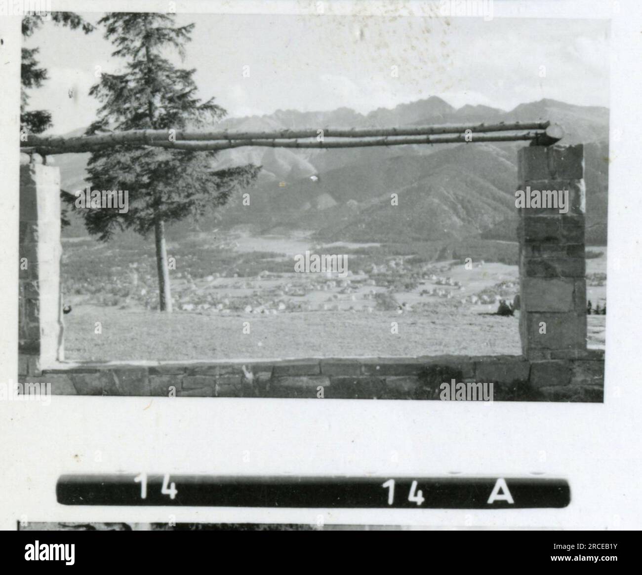 Photographe SS Ege (Allemagne et Sudètes) population locale en tenue traditionnelle ; architectes et sculpteurs ; wagons de chemin de fer et locomotive à vapeur ; opérations de triage ; véhicules chargés sur rail ; conséquences des bombardements urbains avec des sans-abri, des pompiers et des policiers ; soldats relaxants ; photos individuelles et de groupe de femmes locales; Bundes Deutscher Mädel, Ligue des filles allemandes activités sportives et spectacles culturels, paysages de montagne ; course de chevaux. Images illustrant les activités de première ligne des unités de la Waffen-SS . Banque D'Images