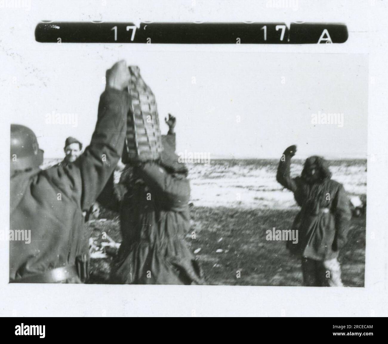 Photographe SS Fabiger, SS-Panzerkorps, Narva, 1944 activités quotidiennes, unité en position hivernale avec un fusil léger Flak Images représentant les activités de première ligne des unités de la Waffen-SS sur les fronts occidental et oriental, y compris la Pologne, la France, les Balkans, l'Italie, Et la Russie, ainsi que des exercices de formation, des portraits d'individus et de vues de groupe, et des scènes de villes et de villages, et des populations locales. Banque D'Images