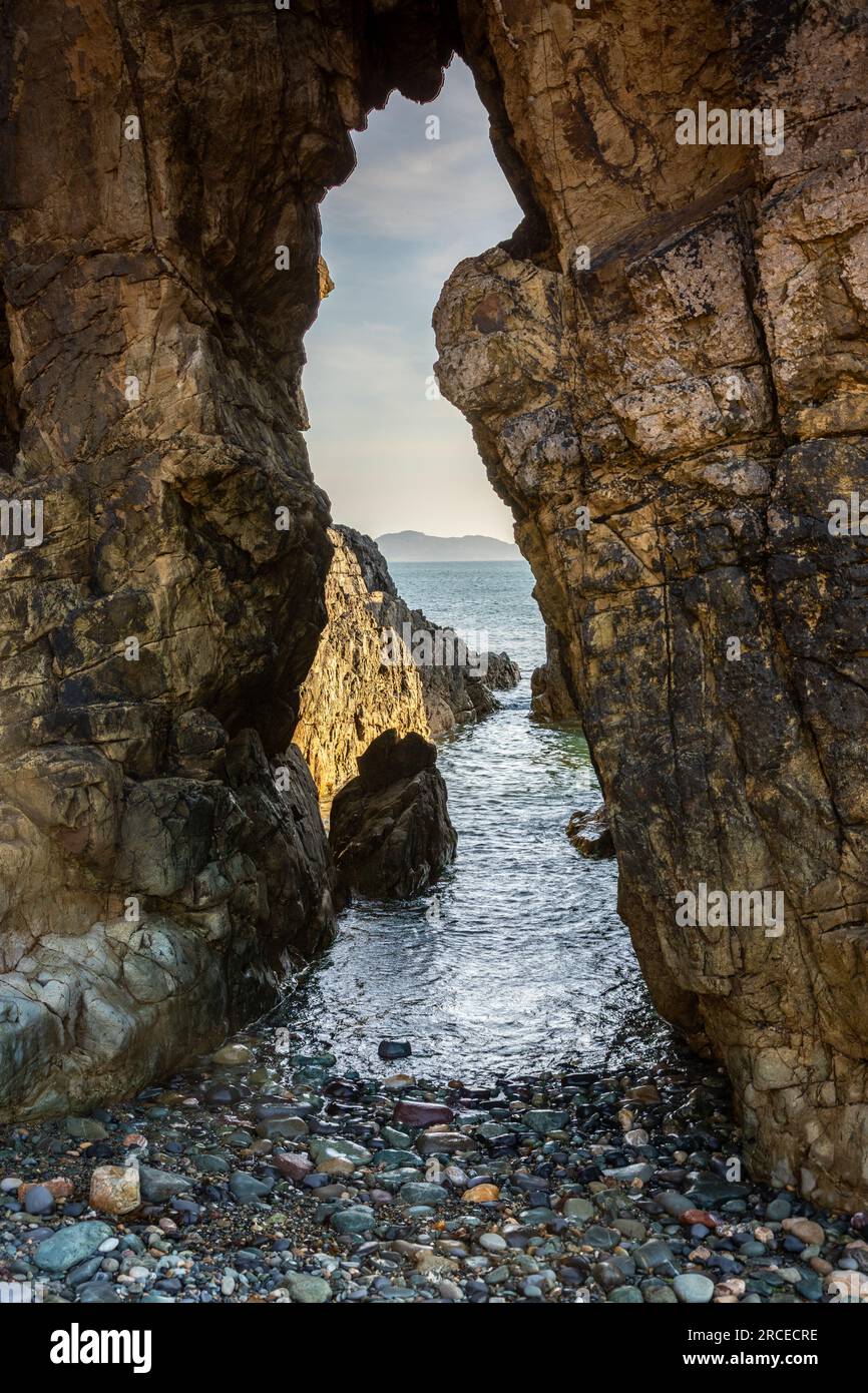 Arche de mer à Church Bay, Anglesey, au nord du pays de Galles Banque D'Images