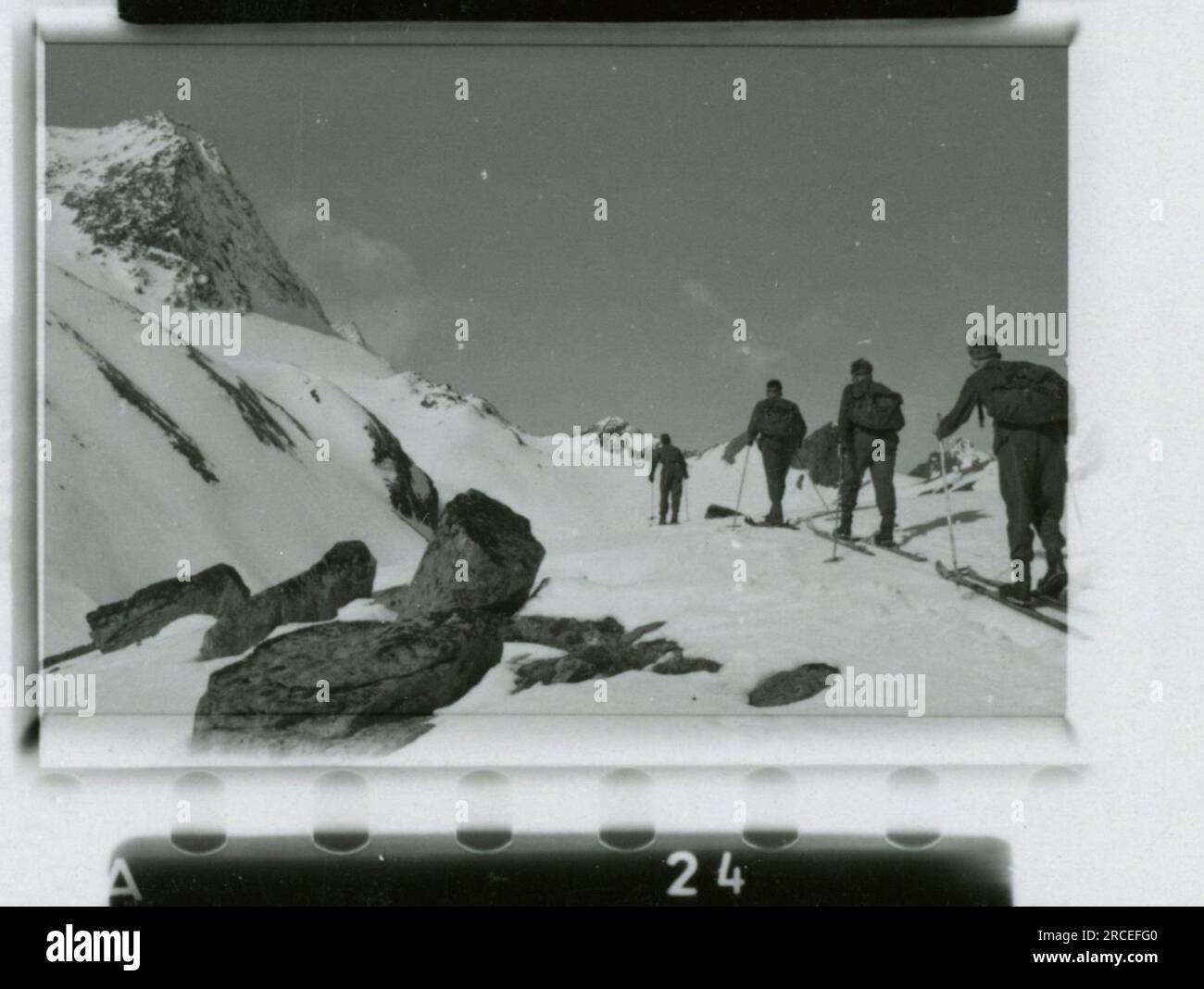 Photographe SS, Fink ,1943 & 1944 procession funéraire, Reinhard Heydrich, artiste sculptant buste de Heydrich, Heinrich Himmler, soldats s'entraînant avec lance-roquettes, troupes de ski s'entraînant dans les montagnes, opération de pont dans les montagnes. Images illustrant les activités de première ligne des unités de la Waffen-SS sur les fronts occidental et oriental, y compris la Pologne, la France, les Balkans, l'Italie, Et la Russie, ainsi que des exercices de formation, des portraits d'individus et de vues de groupe, et des scènes de villes et de villages, et des populations locales. Banque D'Images