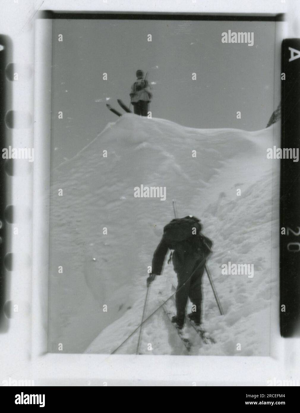 Photographe SS, Fink ,1943 & 1944 procession funéraire, Reinhard Heydrich, artiste sculptant buste de Heydrich, Heinrich Himmler, soldats s'entraînant avec lance-roquettes, troupes de ski s'entraînant dans les montagnes, opération de pont dans les montagnes. Images illustrant les activités de première ligne des unités de la Waffen-SS sur les fronts occidental et oriental, y compris la Pologne, la France, les Balkans, l'Italie, Et la Russie, ainsi que des exercices de formation, des portraits d'individus et de vues de groupe, et des scènes de villes et de villages, et des populations locales. Banque D'Images