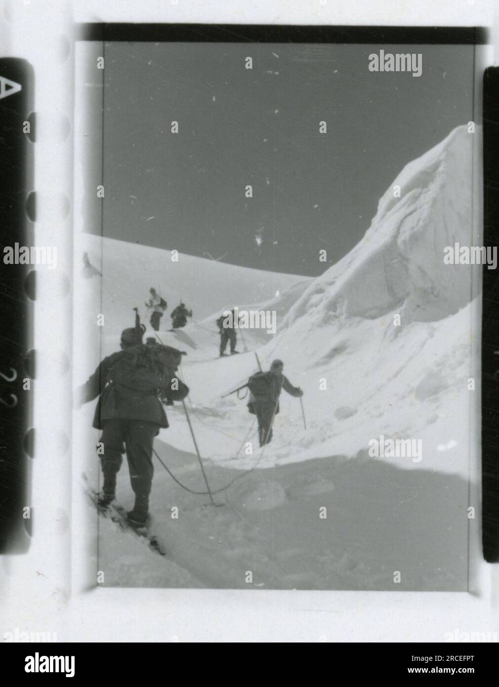 Photographe SS, Fink ,1943 & 1944 procession funéraire, Reinhard Heydrich, artiste sculptant buste de Heydrich, Heinrich Himmler, soldats s'entraînant avec lance-roquettes, troupes de ski s'entraînant dans les montagnes, opération de pont dans les montagnes. Images illustrant les activités de première ligne des unités de la Waffen-SS sur les fronts occidental et oriental, y compris la Pologne, la France, les Balkans, l'Italie, Et la Russie, ainsi que des exercices de formation, des portraits d'individus et de vues de groupe, et des scènes de villes et de villages, et des populations locales. Banque D'Images