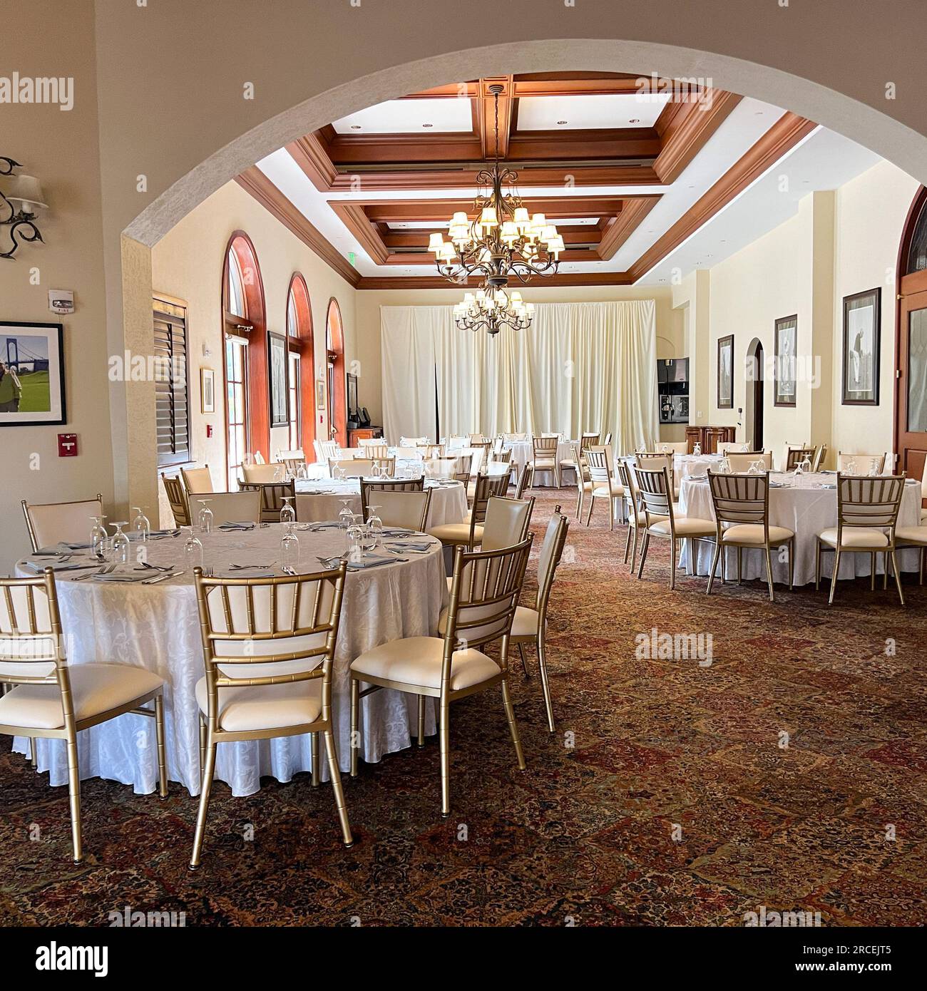 Jupiter, FL États-Unis - 31 mai 2022 : une maison de club magnifiquement nommée pour le parcours de golf national de Trump à Jupiter, Floride. Banque D'Images