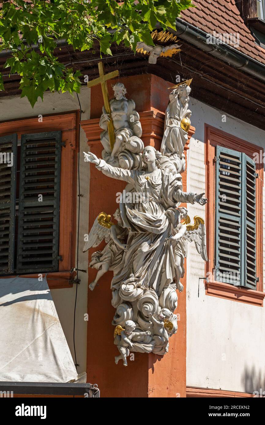 Statues sur le front de maison, place Schranne, Bamberg, Oberfranken, Bavière, Allemagne Banque D'Images