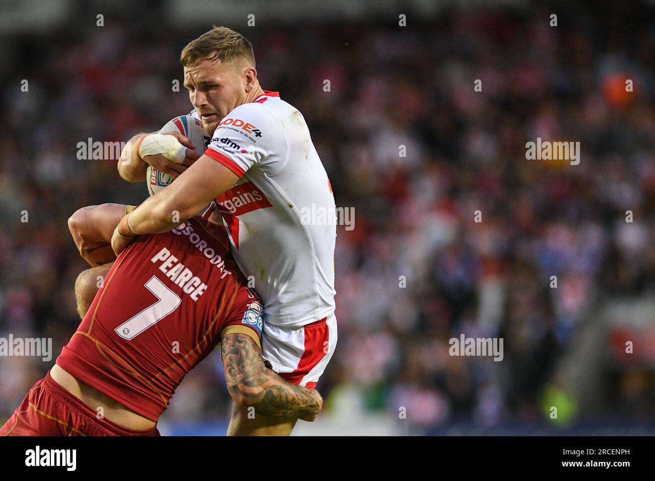 St. Helens, Angleterre - 13 juillet 2023 - Mitchell Pearce de Catalan Dragons s'attaque à Matty Lees de St Helens. Betfred Super League, St. Helens vs Catalan Dragons au Totally Wicked Stadium, St. Helens, Royaume-Uni Banque D'Images