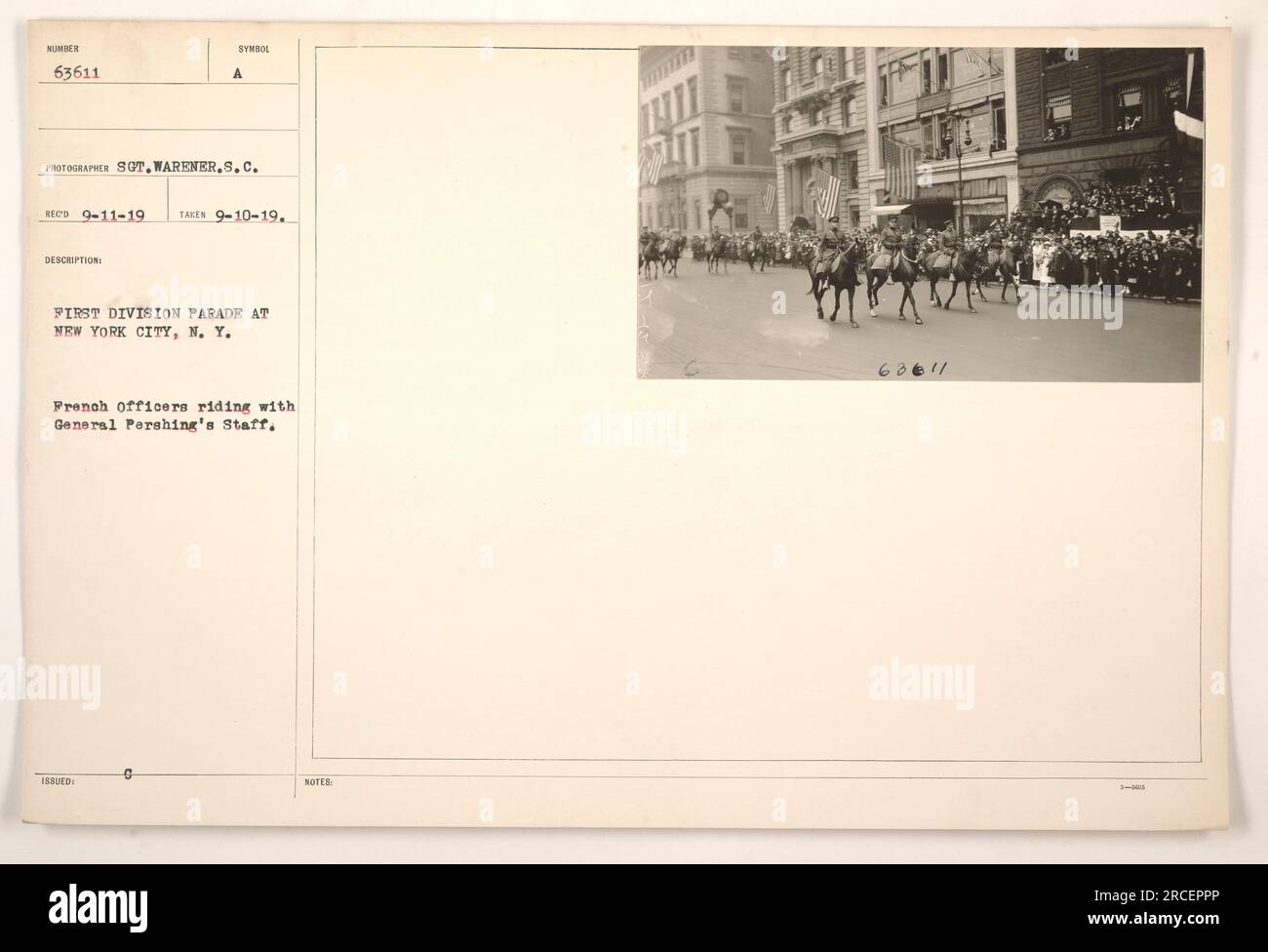 Défilé de la première Division à New York, New York, le 10 septembre 1919. Des officiers français peuvent être vus chevauchant avec l'état-major du général Pershing. Cette photographie a été prise par le sergent Warener du signal corps. Banque D'Images