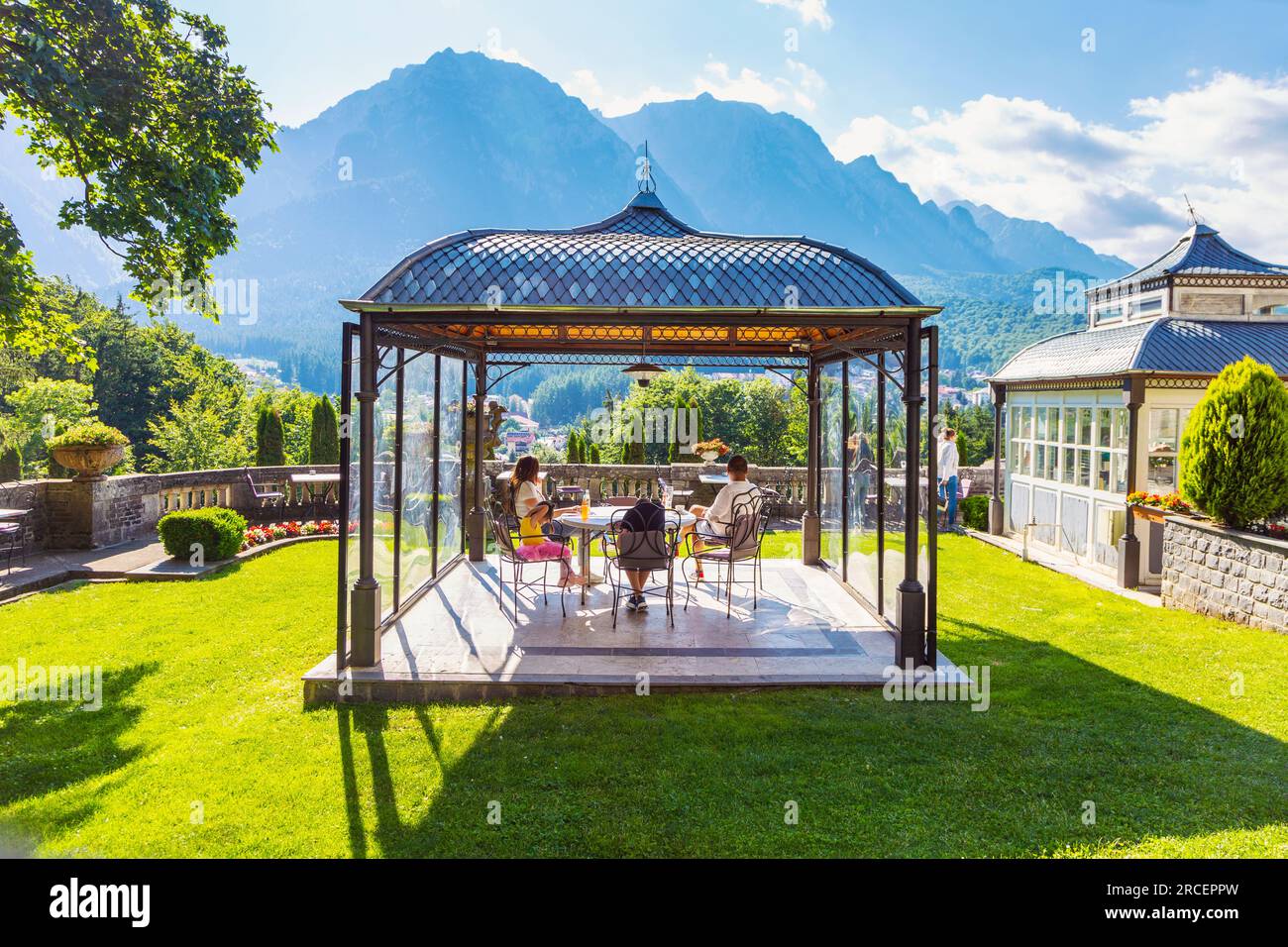 Pagoda at Canta cuisine Restaurant terrasse, Château Cantacuzino surplombant les montagnes Bucegi, Busteni, Roumanie Banque D'Images
