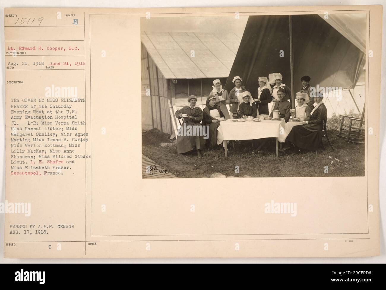 Photo de groupe prise lors d'une fête de thé organisée par Mlle Elizabeth Frazer du Saturday Evening Post aux États-Unis Hôpital d'évacuation de l'armée 1 à Sébastopol, France. La photo montre le lieutenant Edward H. Cooper et diverses infirmières, identifiées comme Mlle Verna Smith, Mlle Hannah Lister, Mlle Margaret Shelley, Mlle Agnes Martin, Mlle Irene M. Curley, Mlle Merion Rottman, Mlle Lilly MacKay, Mlle Anne Shaneman et Mlle Mildred Gibson. L'événement s'est produit le 21 août 1916 et la photo porte le numéro 111-SC-15119. Il a été pris par un photographe dont le nom n'est pas précisé et a été passé par la suite Banque D'Images