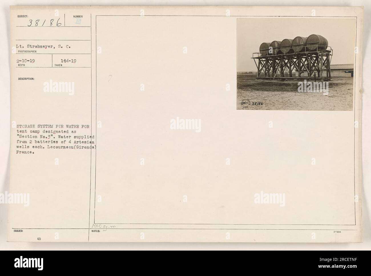 Le lieutenant Strohmeyer est photographié dans un camp de tentes à Lecourneau, en France. Le camp, également connu sous le nom de « Section No.3 », est alimenté en eau par deux batteries de quatre puits artésiens chacune. La photo, prise le 2-10-19, fait partie du numéro 144-19 émis dans le système de stockage pour les activités militaires pendant la première Guerre mondiale. Banque D'Images