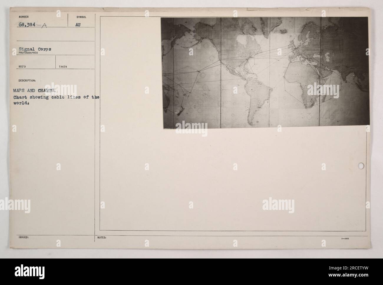 Une photographie montrant un graphique représentant des lignes de câbles à travers le monde. Le numéro de référence de la photographie est SUMBER 68,384-A, prise et émise par le signal corps. Il fait partie d'une collection de photographies documentant les activités militaires américaines pendant la première Guerre mondiale. Le tableau fournit des informations visuelles sur les lignes de câbles présentes dans le monde entier. Banque D'Images