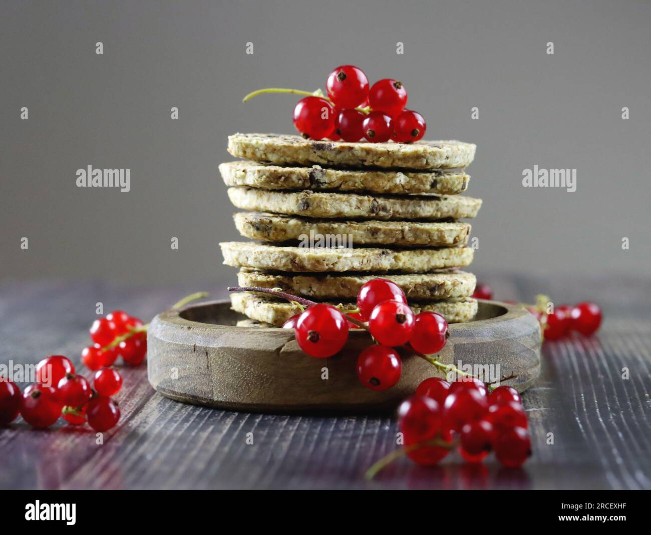 Savoureux biscuits aux baies sans sucre faits de farine de grains entiers, édulcorant et baies fraîches, concept de collation saine. Biscuits à la groseille. Pâtisserie aux baies. Banque D'Images