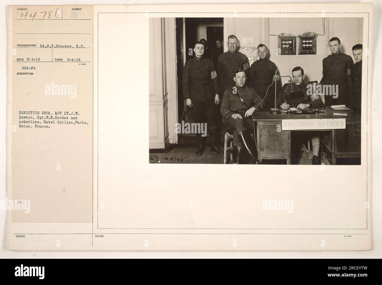 Des officiers et des auxiliaires militaires américains, dont le LST Lt. J.W. Lawton et Sgt W.E. Gordon, à l'Hôtel Crillon à Paris, France. La photographie a été prise le 6 février 1919 et les montre rassemblés autour du bureau de direction, connu sous le nom de « Sunser Mc ». L'image a été prise par le photographe L.H.S. Drucker du signal corps. Banque D'Images