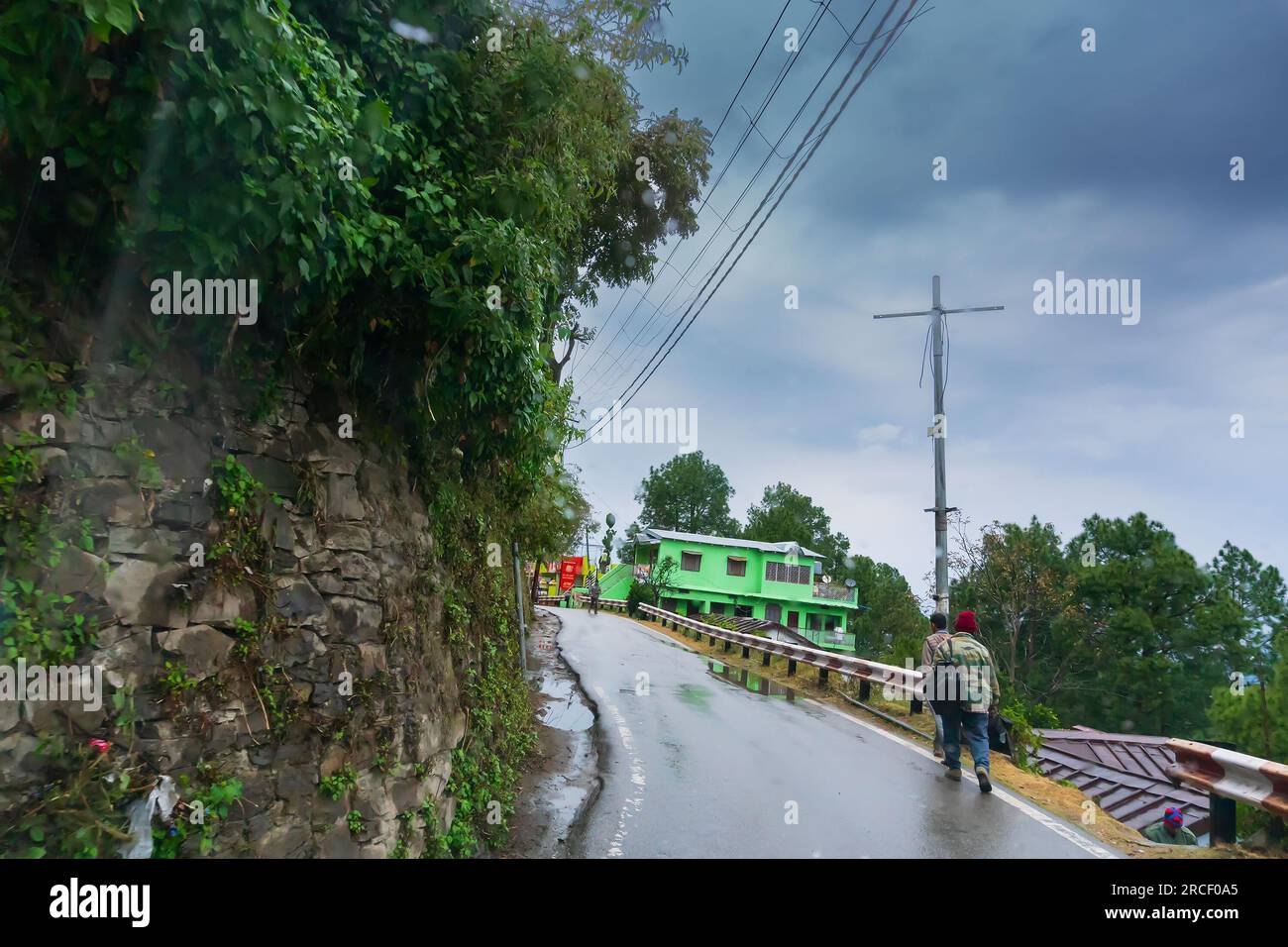 Pauri, Garhwal, Uttrakhand, Inde - 3 novembre 2018 : mousson dans les rues vallonnées de Pauri. Image de rue pluvieuse de la ville animée sur les montagnes de l'Himalaya. Banque D'Images