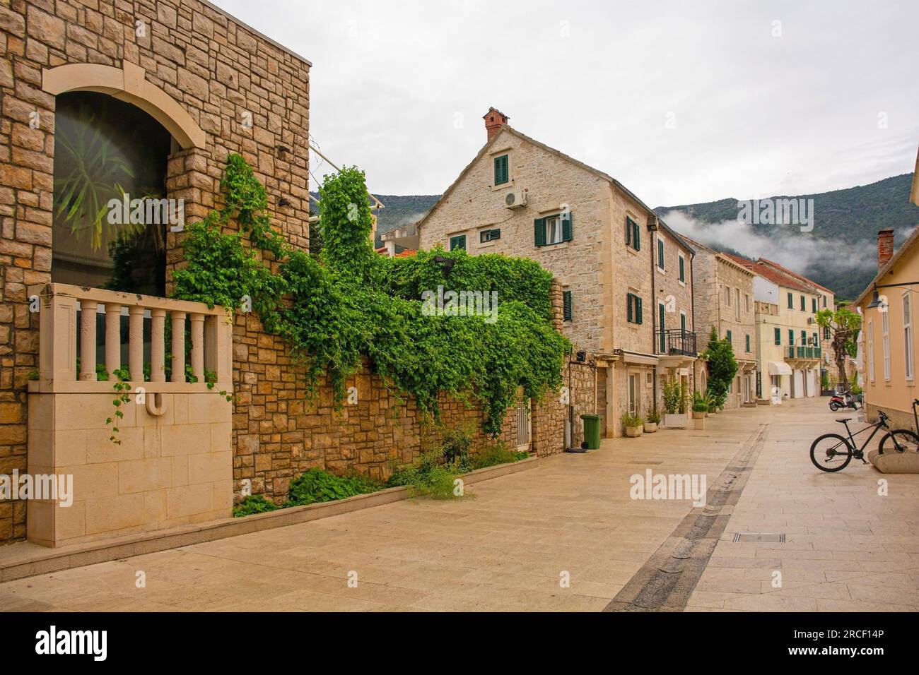 Une rue près du front de mer de la ville de bol sur l'île de Brac, Croatie Banque D'Images