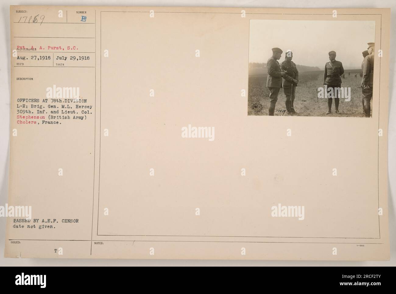 Un groupe d'officiers de la 78e division à Cholers, en France, composé du brigadier général M.L. Hersey du 309th Infantry et le lieutenant-colonel Stephens de l'armée britannique. La photographie a été prise entre le 27 août 1916 et le 29 juillet 1918, et a été transmise par le censeur de l'A.E.P. Aucune date de délivrance n'est mentionnée. Banque D'Images